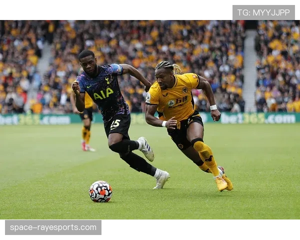 球队动态:热刺在训练基地引入新型GPS背心,用于更精确监测球员训练负荷